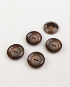 Cinq boutons ronds marron de 22 mm à 2 trous, bord brun foncé brillant et centre grège mat, dont un vu de dos
