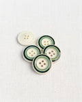 Cinq boutons ronds de 22 mm à 4 trous, fond crème et cercles vert foncé et vert d'eau, dont un vu de dos crème uni