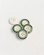 Cinq boutons ronds de 22 mm à 4 trous, fond crème et cercles vert foncé et vert d'eau, dont un vu de dos crème uni