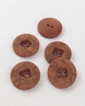 Cinq gros boutons ronds effet bois de bruyère de 22 mm à 2 trous, anneau marbré et centre carré en creux, dont un vu de dos