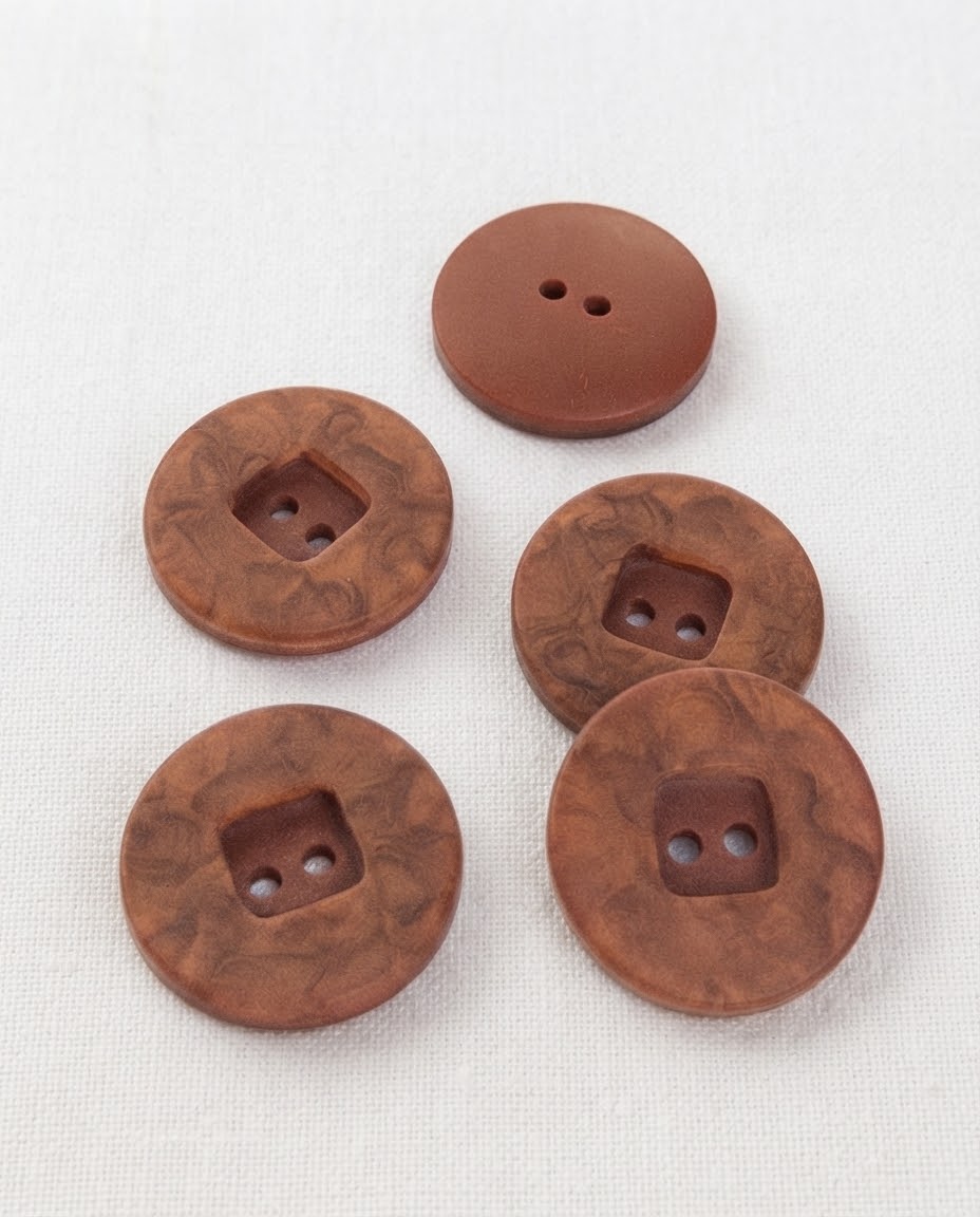 Cinq gros boutons ronds effet bois de bruyère de 22 mm à 2 trous, anneau marbré et centre carré en creux, dont un vu de dos