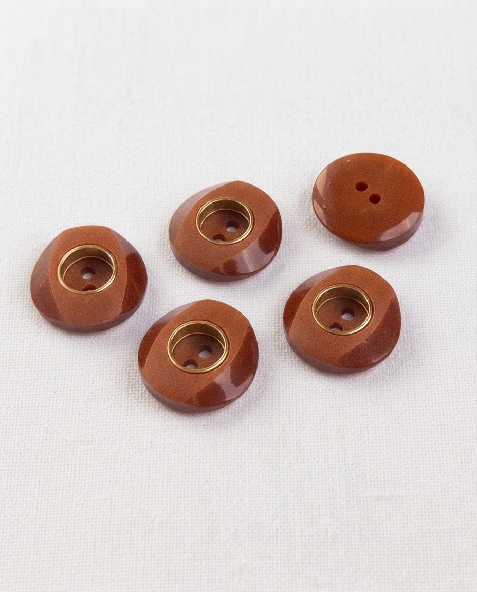 Cinq boutons marron et doré de 18 mm vus de dessus, dont un retourné qui montre son dos brun brillant